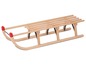 Ein Holzschlitten mit roten Griffen.
