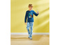 Junge in blauem Pyjama mit LEGO Ninjago-Motiv