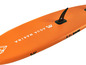 Ein orangefarbenes aufblasbares Paddleboard von Aqua Marina mit einer Finne.