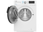 Eine weiße Beko Waschmaschine mit offener Tür.