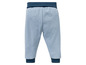 Blaue Jogginghose für Babys mit blauen Bündchen.