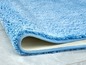Weiche, blaue Badematte mit rutschfestem Rücken.