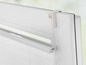 Ein weißes Rollo, das in einem Fensterrahmen montiert ist.