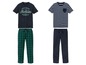 Zwei Pyjama-Sets mit einem gestreiften und bedruckten T-Shirt und passenden Hosen.