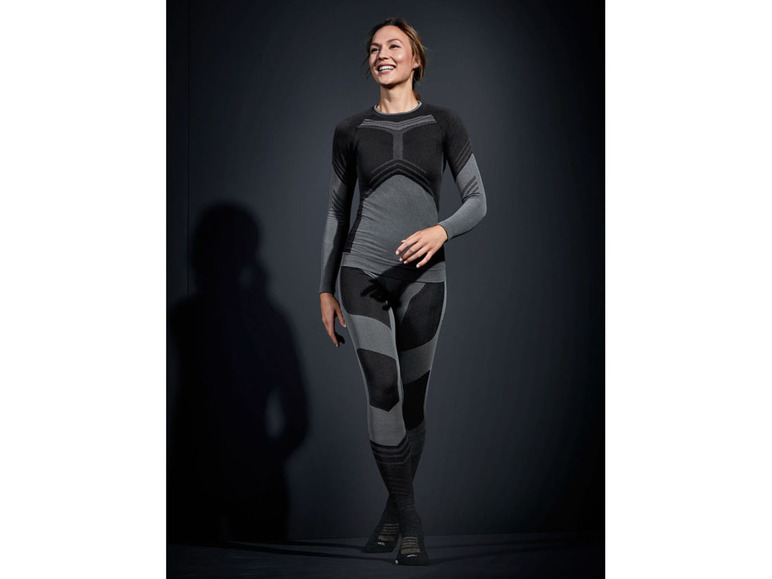 Frau trägt schwarze und graue Thermo-Unterwäsche.