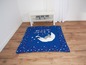 Blaue Schlafmatte mit Sternenmuster und Tom & Jerry Motiv.