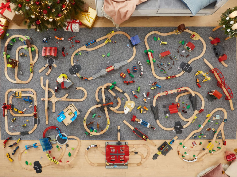 Eine große Holzeisenbahn mit vielen Zubehörteilen und Fahrzeugen.