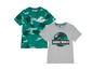 Zwei Jurassic World T-Shirts für Jungen, eines mit Camouflage-Druck und eines mit einem Dinosaurier.