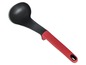 Eine schwarze Schöpfkelle mit rotem Griff.