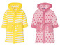 Zwei Kinderbademäntel, ein gelber mit Streifen und ein rosa mit Herzen.