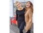 Zwei Frauen tragen schwarze und beige Pullover, Casual-Look.