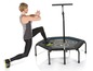 Eine Frau trainiert auf einem Hammer Fitness-Trampolin mit Handlauf.