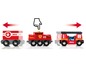 Ein roter BRIO Zug mit einem Tankwagen, einer Lokomotive und einem Feuerwehrauto.
