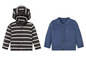 Zwei Baby-Pullover: ein gestreifter Pullover mit Kapuze und ein einfarbiger blauer Pullover.