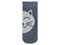 Ein Paar blaue Socken mit einer Katze.