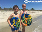 Zwei Kinder am Strand mit Schildkröt Bodyboards.
