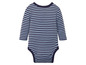 Ein gestreiftes Baby-Body mit langen Ärmeln.
