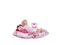 Ein Baby liegt auf einer rosa Spielmatte mit Minnie Mouse Motiv.
