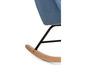 Ein blauer Sessel mit Holz- und Metallgestell zum Schaukeln.