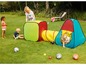 Kinder spielen mit einem Pop-up-Zelt, einem Tunnel und einem Würfel im Garten.