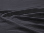 Nahaufnahme eines glatten, dunkelgrauen Stoffes.