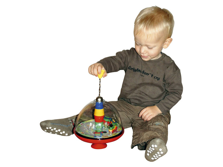 Ein Junge spielt mit einem Kreisel.