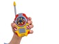 Ein Kind hält ein Spielzeug-Walkie-Talkie mit einem Bild von Feuerwehrmann Sam.