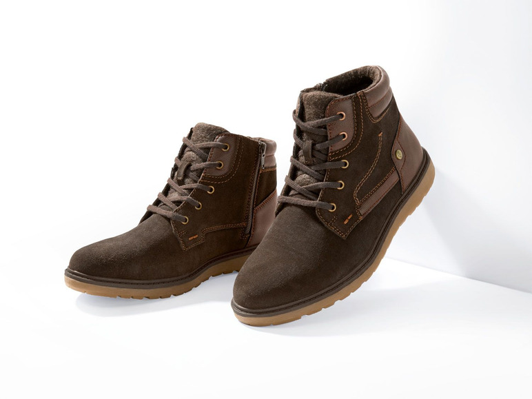 Zwei Paar braune Lederstiefel mit Schnürsenkeln.