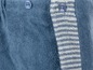 Ein blauer Bademantel mit weißen Streifen.
