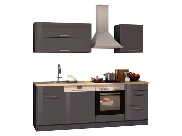 Küche mit Backofen, Spüle, Geschirrspüler und Dunstabzugshaube.