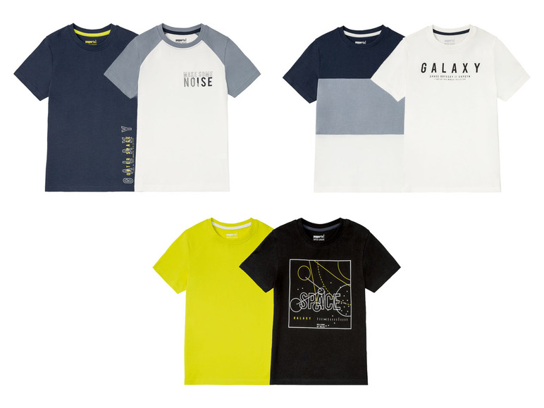 Vier T-Shirts für Jungen mit Weltraummotiven, darunter 'Galaxy', 'Space' und 'Make Some Noise'.