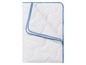 Weißer Bettbezug mit blauem Besatz