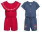 Zwei Mädchen-Overalls mit Blumenmuster, ein roter mit Rüschen und ein blauer von Lupilu.