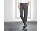 Graue Hose mit elastischem Bund und schwarze Sneakers.