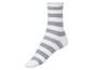 Weiße Socken mit grauen Streifen.