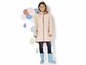 Ein Mädchen trägt einen rosafarbenen Regenmantel und blaue Gummistiefel.