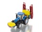 Ein blauer New Holland Traktor mit einem gelben Sprühwagen.