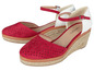 Rote Espadrilles mit Schnalle und Perforationen