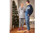 Ein Paar in gemütlichen Pyjamas, in weihnachtlicher Stimmung.
