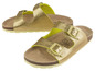 Zwei Paar goldene Sandalen mit Schnallen.