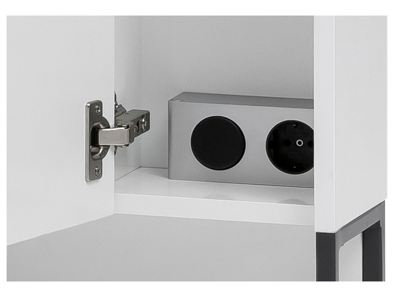 Weißer Schrank mit offener Tür, zeigt eine Steckdose und eine Schublade.