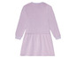 Lilafarbenes Kleid mit langen Ärmeln.
