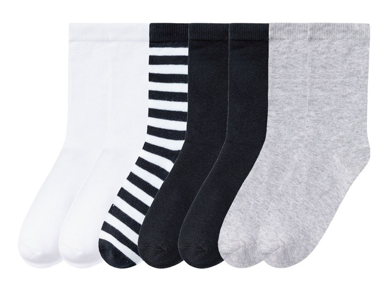 Sechs Paar Socken in Weiß, Schwarz und Grau, darunter gestreifte Socken.