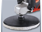 Eine Schleifmaschine mit einem runden Schleifpad.