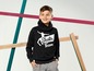 Ein Junge trägt einen schwarzen Hoodie mit der Aufschrift 'Skater Team'.