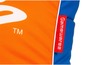Orangefarbener und blauer Kissen mit Gameware-Logo.