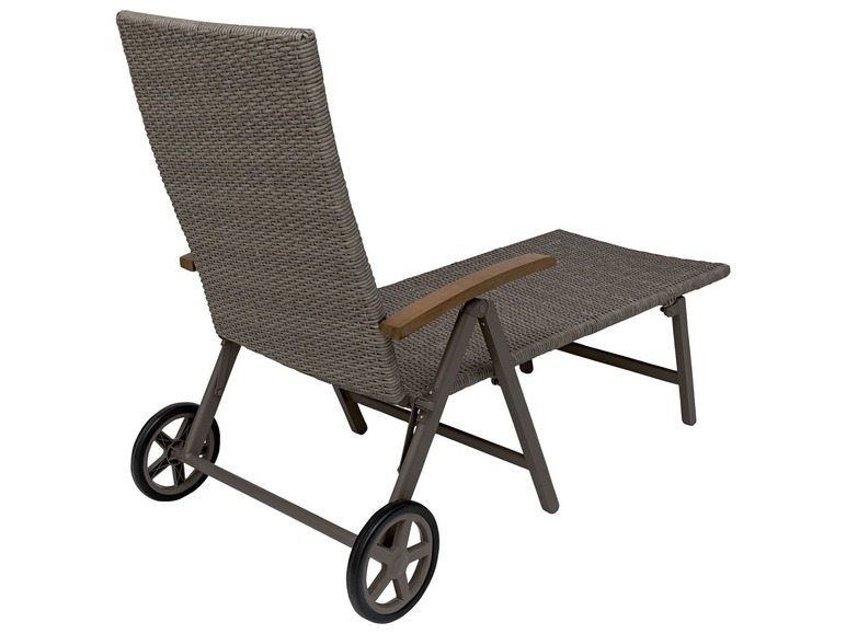 Ein grauer Liegestuhl mit Rädern und einer passenden Fußstütze.