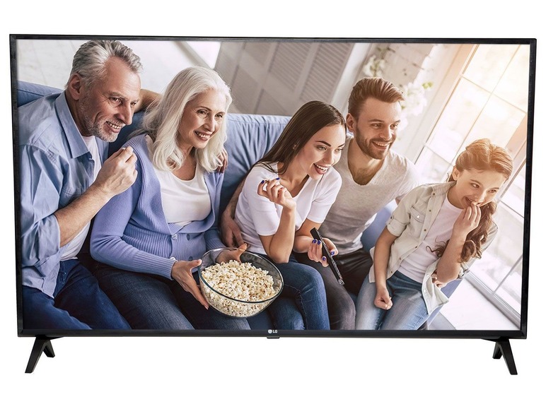 Eine Familie schaut fern auf einem LG-Fernseher.