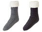 Zwei Paar graue und schwarze Stricksocken mit flauschigem Futter.
