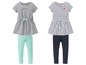 Zwei Baby-Mädchen-Outfits: ein graues Kleid mit Schleife und ein gestreiftes Oberteil mit Leggings.